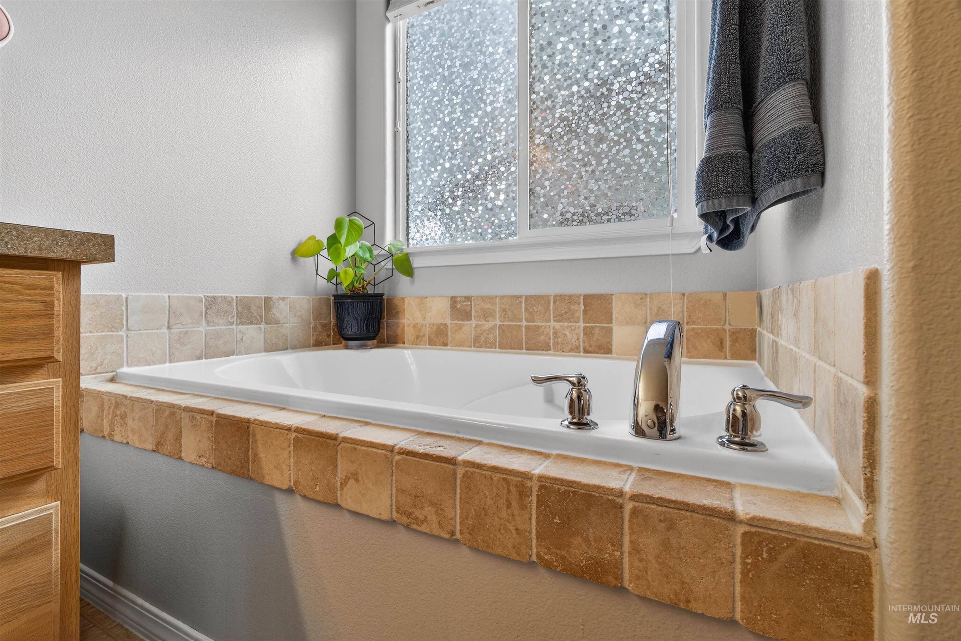 5414 Barkley Way Caldwell, ID 83607 - Photo 22 of 50 Full bathroom featuring a textured wall and a bath