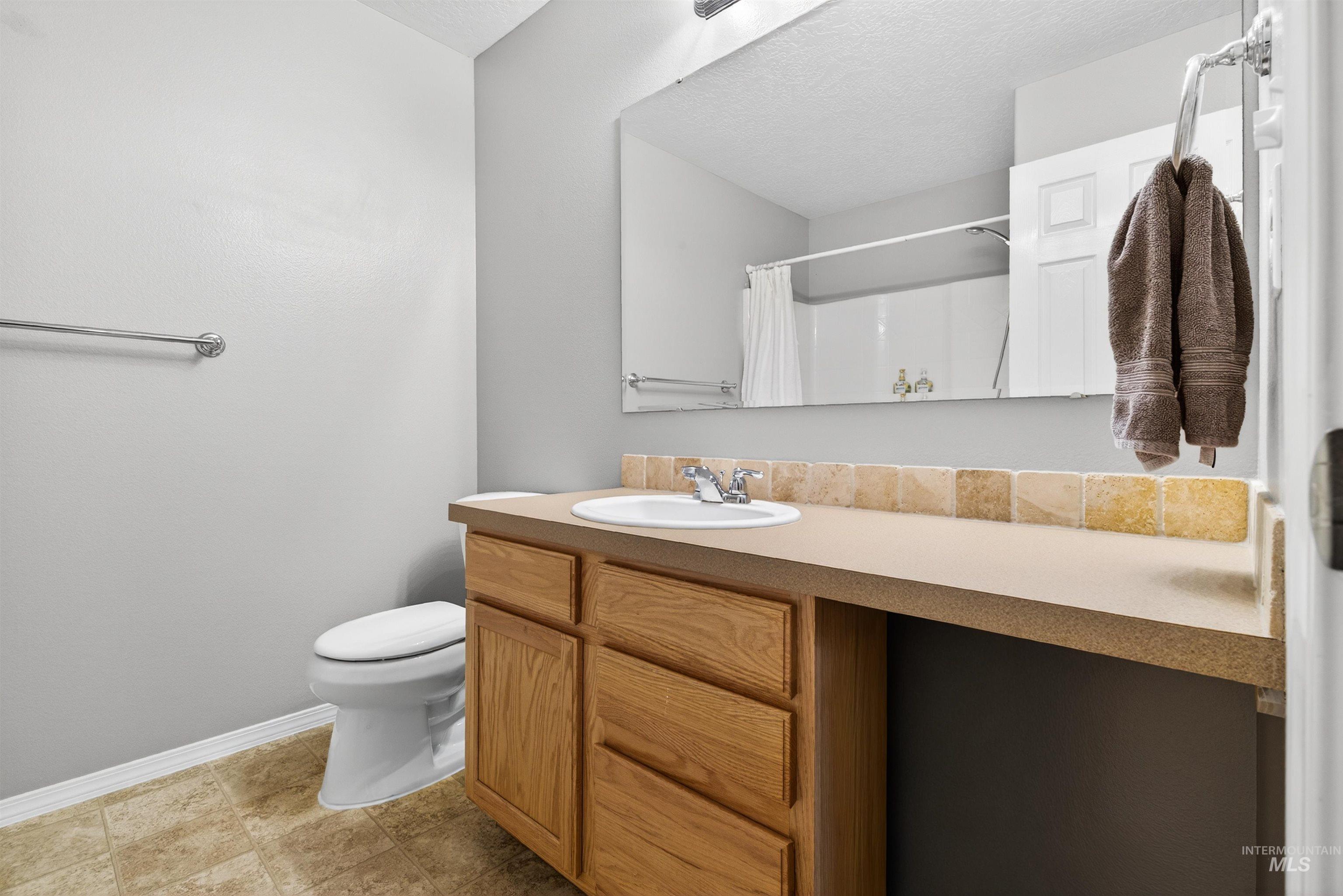5414 Barkley Way Caldwell, ID 83607 - Photo 26 of 50 Full bathroom featuring a shower with shower curtain and vanity