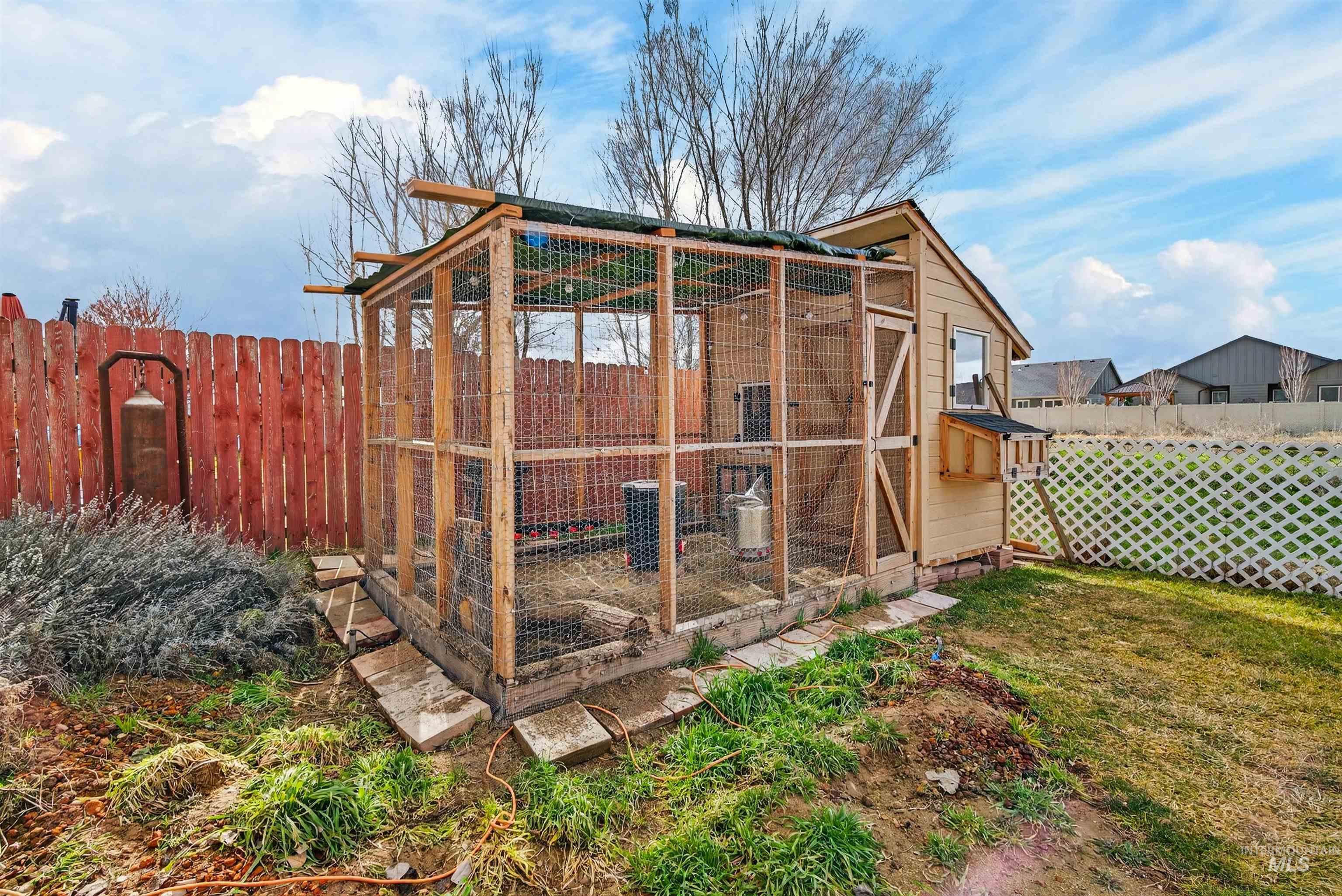 5414 Barkley Way Caldwell, ID 83607 - Photo 35 of 50 View of chicken coop with a fenced backyard