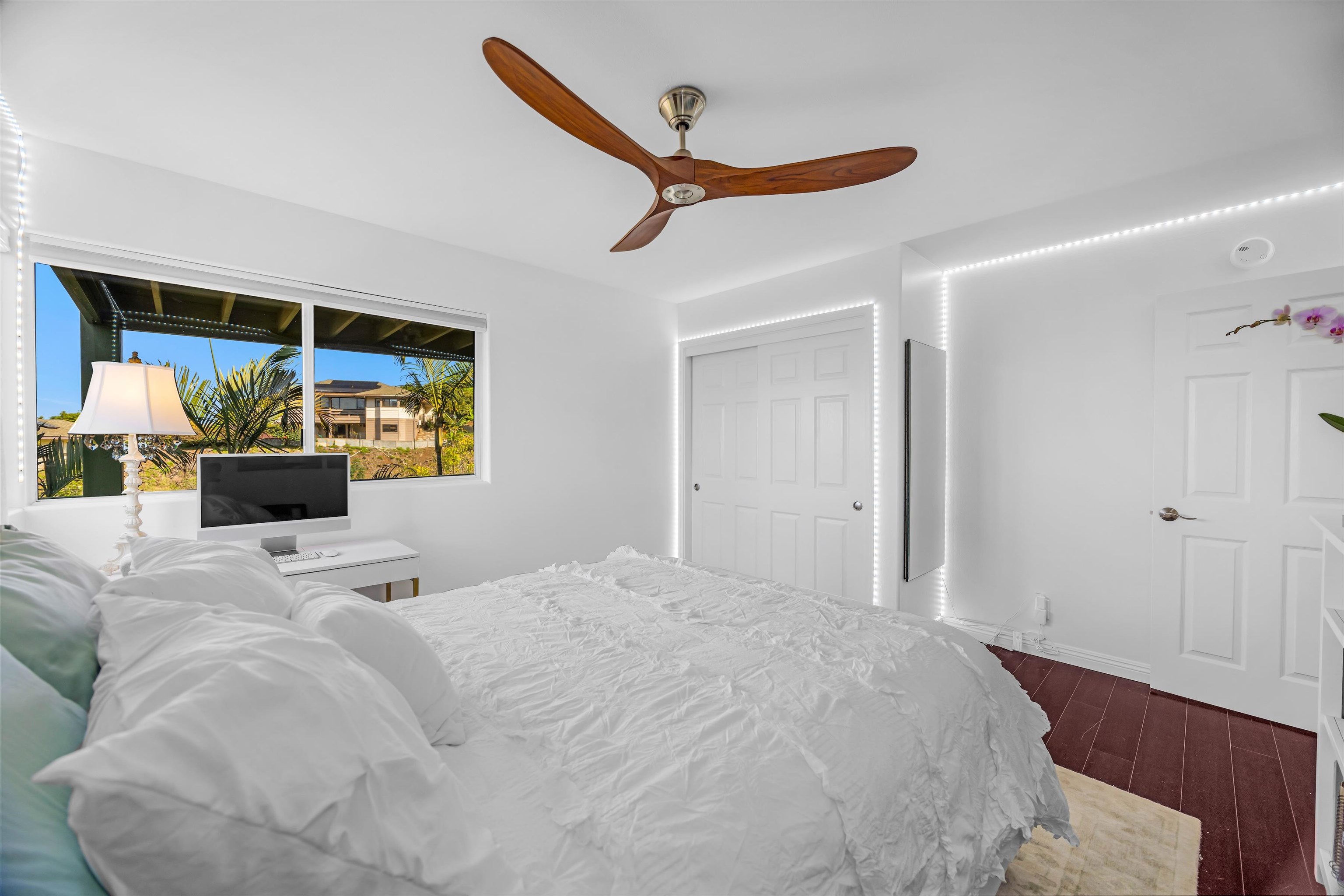 40 Kapalulu Place Kula, HI 96790 - Photo 22 of 45 a bedroom with a large bed and a window