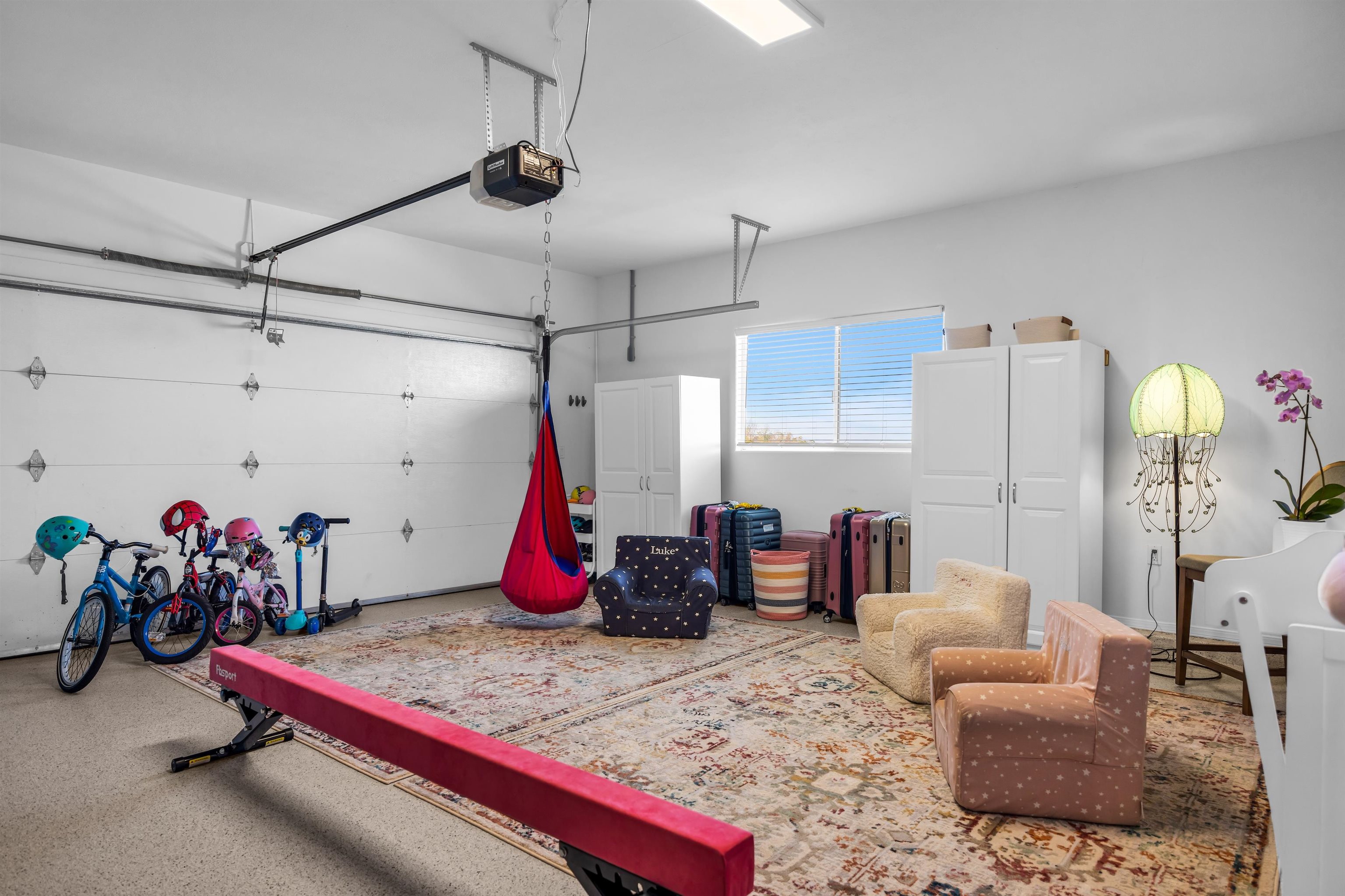 40 Kapalulu Place Kula, HI 96790 - Photo 39 of 45 a bedroom with furniture and a chandelier