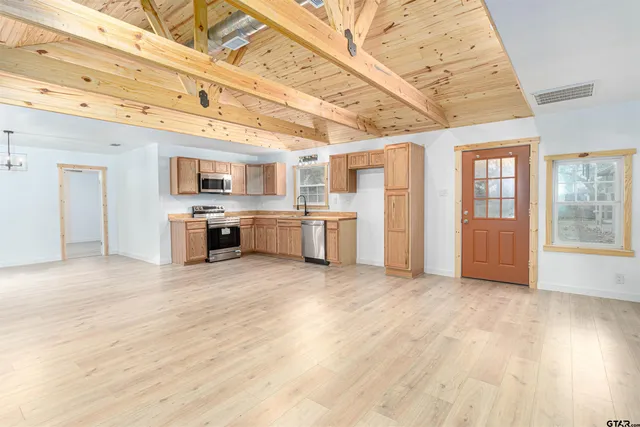 $230,000 | 112 Anderson County Road 1370, Palestine, TX 75801