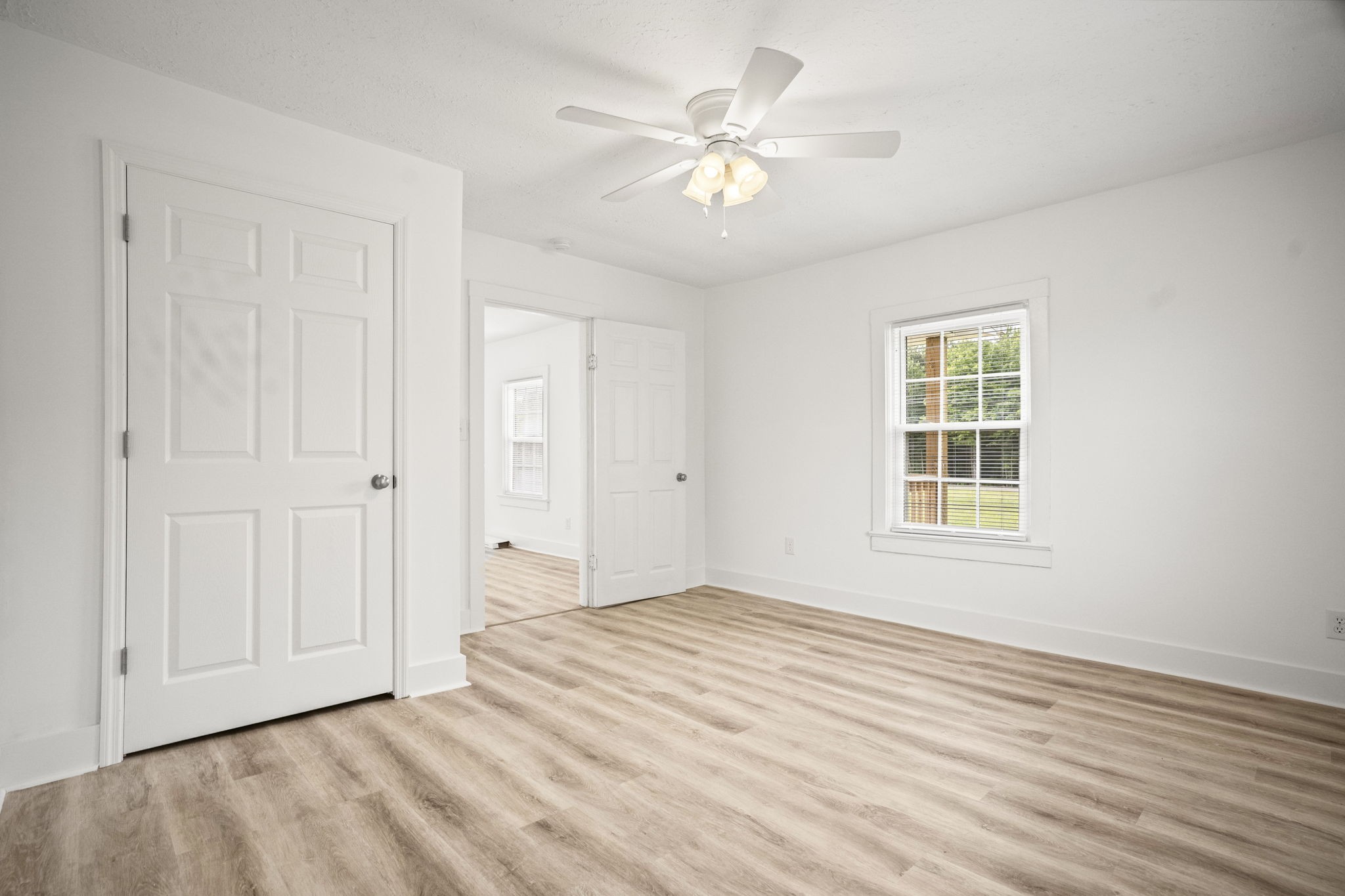 7230 Highway 49 E Springfield Tn 37172 East Springfield, TN 37172 - Photo 12 of 33 a view of an empty room with a window