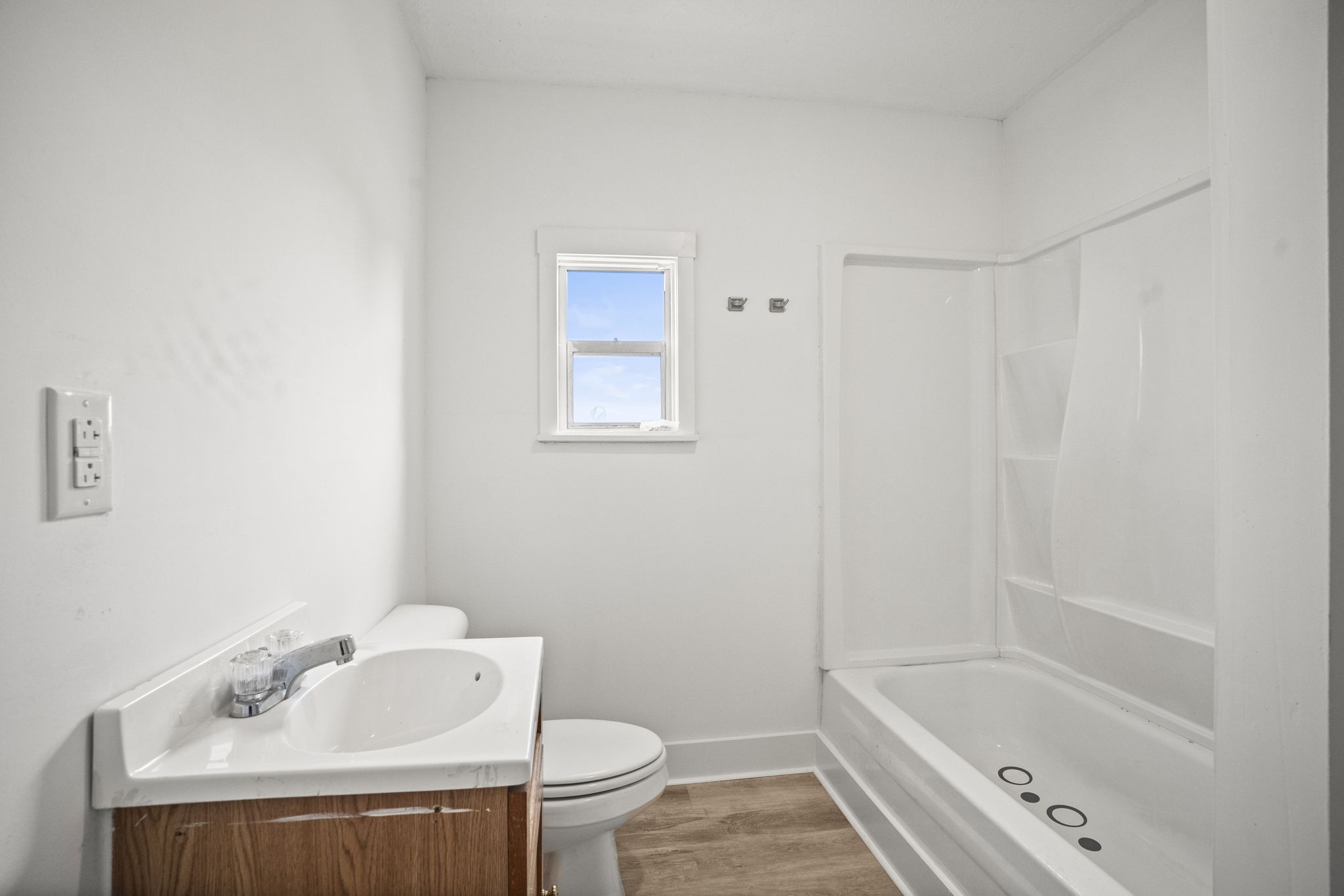 7230 Highway 49 E Springfield Tn 37172 East Springfield, TN 37172 - Photo 18 of 33 a bathroom with a sink a toilet and bathtub