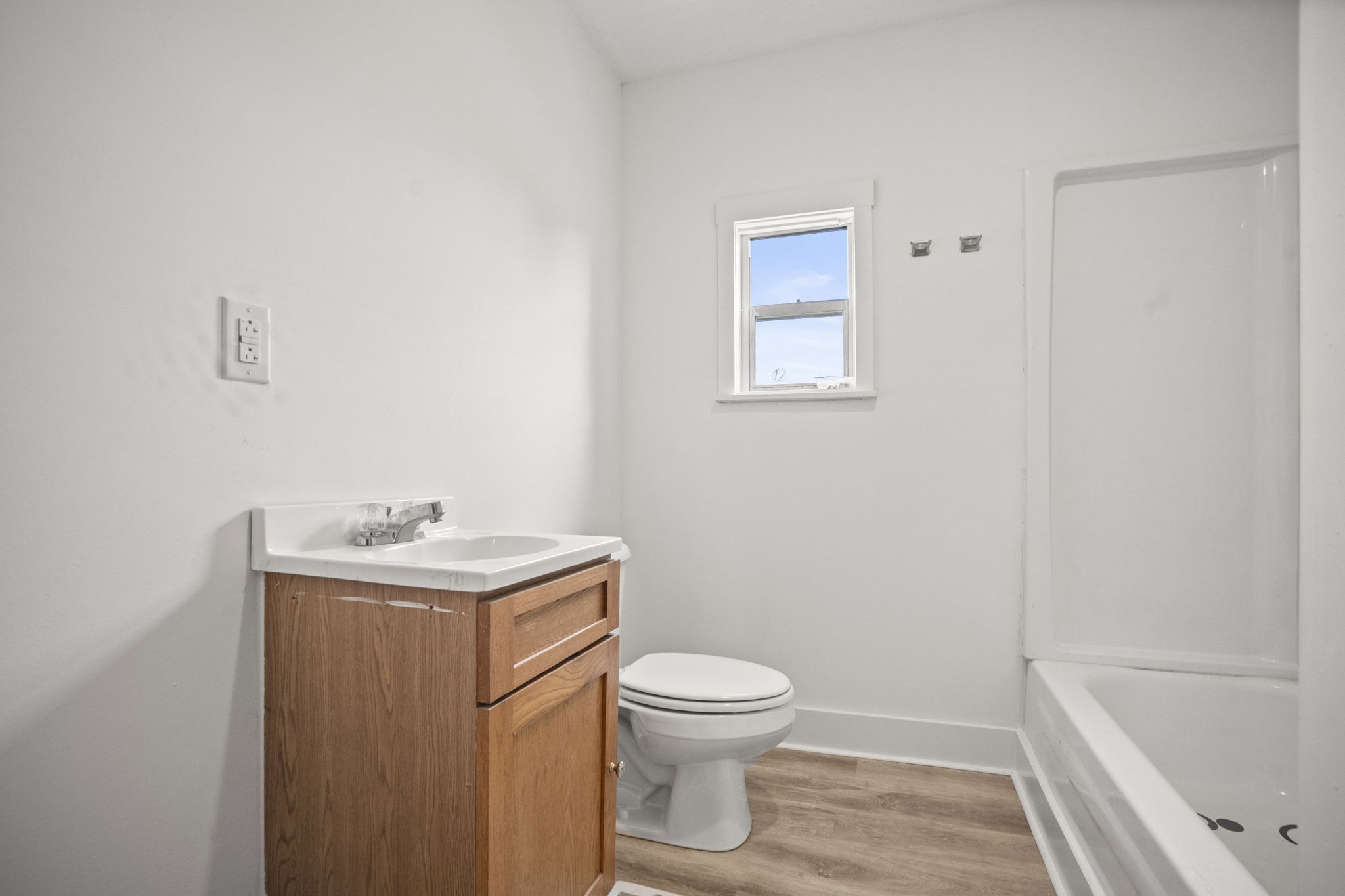 7230 Highway 49 E Springfield Tn 37172 East Springfield, TN 37172 - Photo 19 of 33 a bathroom with a toilet a sink and bathtub