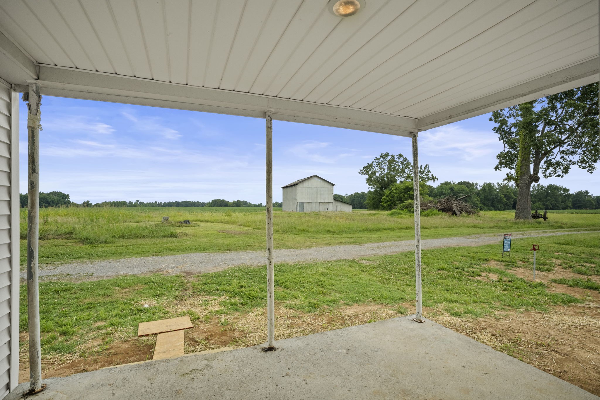 7230 Highway 49 E Springfield Tn 37172 East Springfield, TN 37172 - Photo 27 of 33 a view of a garden with an empty room