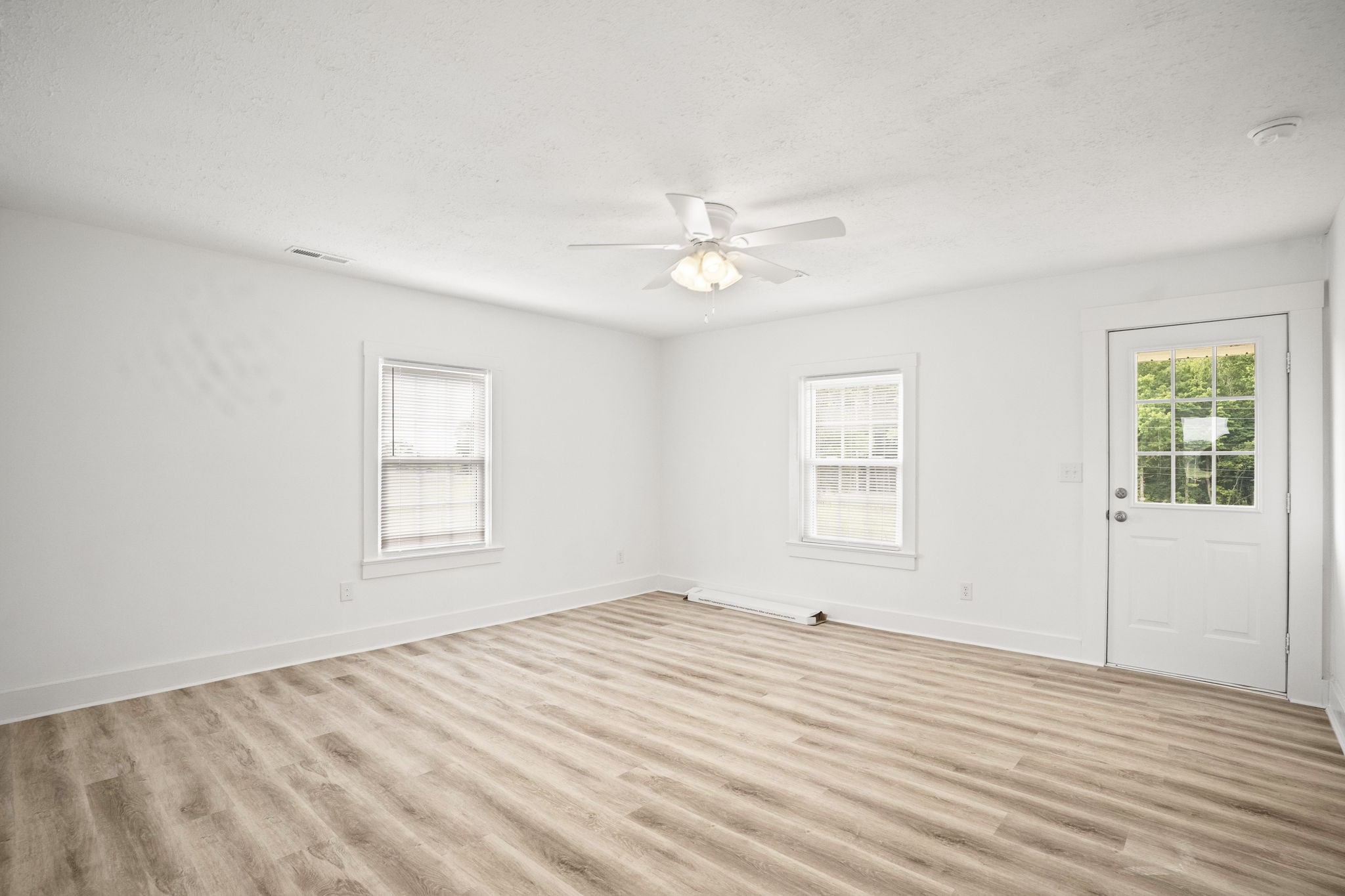 7230 Highway 49 E Springfield Tn 37172 East Springfield, TN 37172 - Photo 8 of 33 a view of an empty room with a window