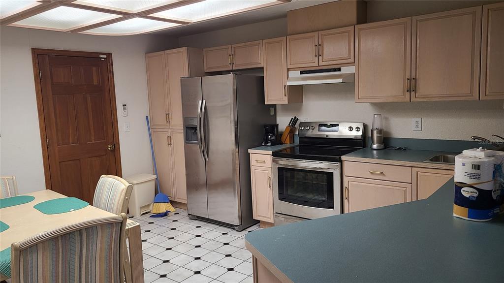 8404 Barrett Place Tampa, FL 33617 - Photo 2 of 28