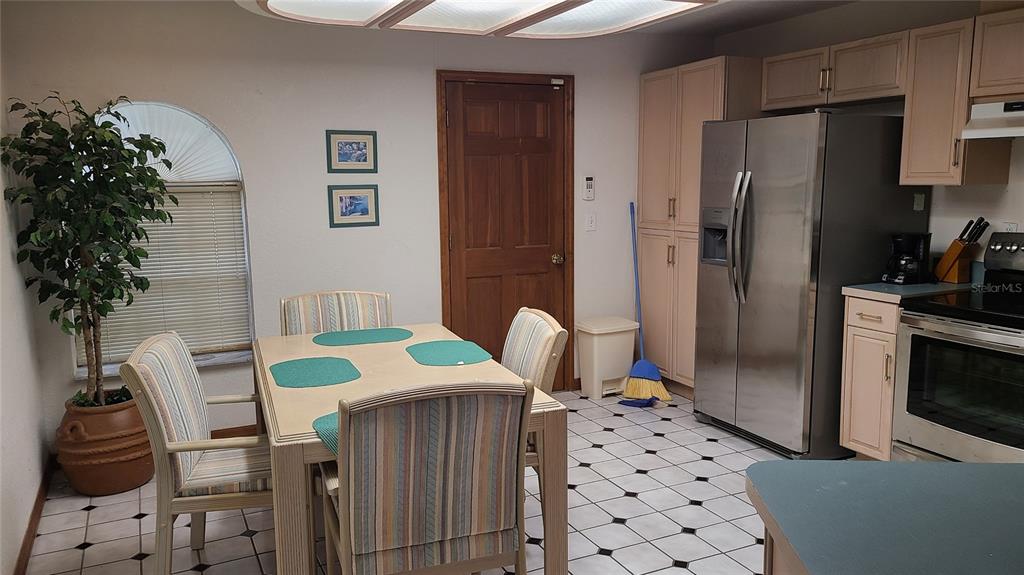 8404 Barrett Place Tampa, FL 33617 - Photo 3 of 28