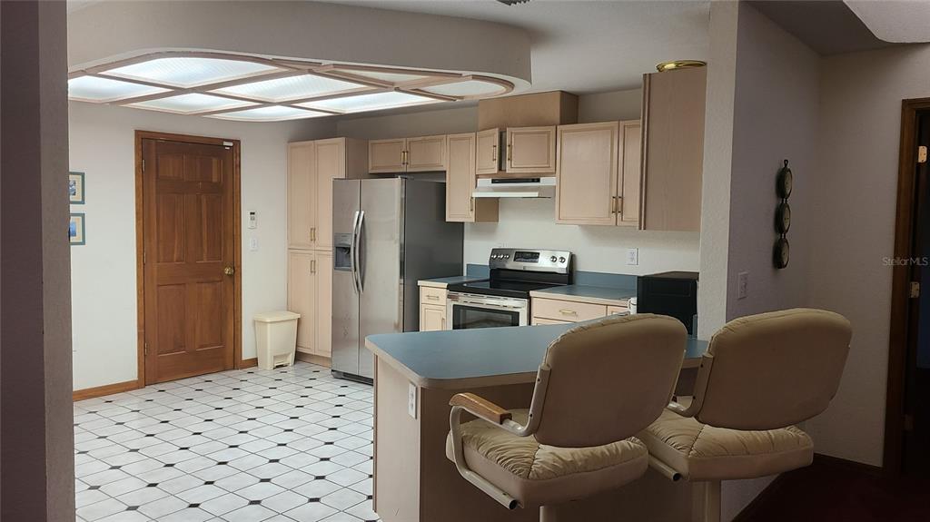 8404 Barrett Place Tampa, FL 33617 - Photo 6 of 28