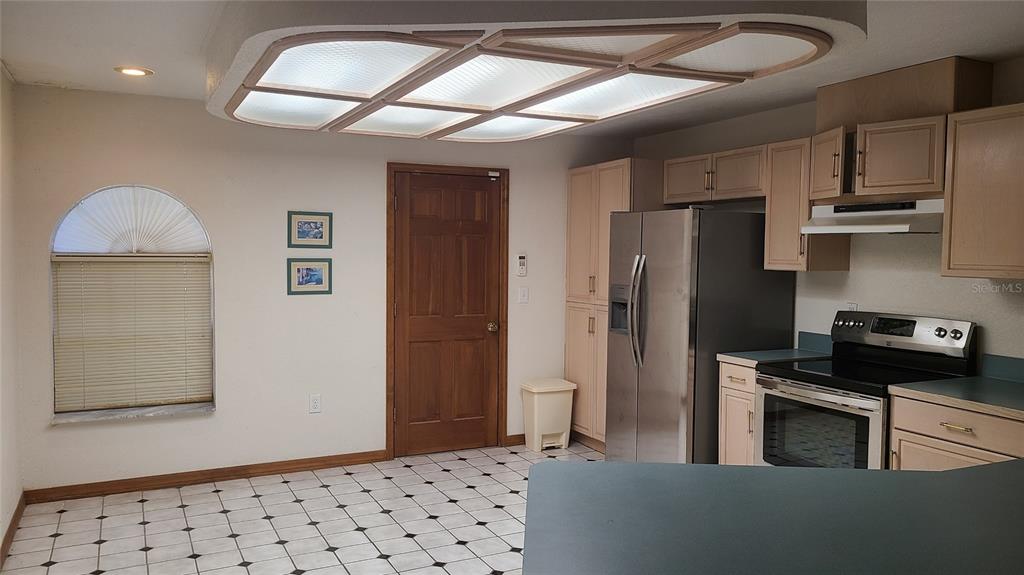 8404 Barrett Place Tampa, FL 33617 - Photo 7 of 28