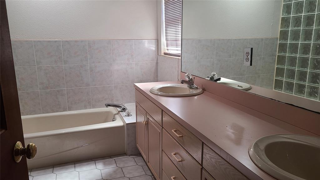 8404 Barrett Place Tampa, FL 33617 - Photo 8 of 28