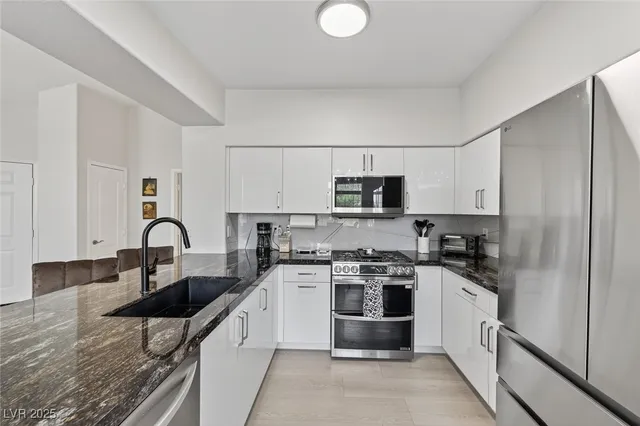 $2,900 | 1704 Queen Victoria Street, Unit 203, Las Vegas, NV 89144