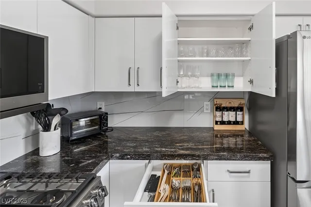 $2,900 | 1704 Queen Victoria Street, Unit 203, Las Vegas, NV 89144