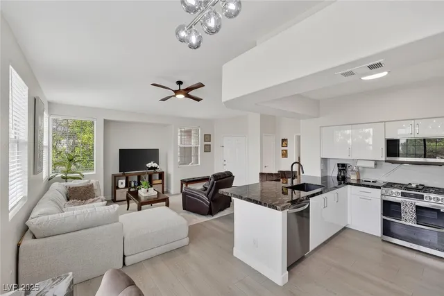 $2,900 | 1704 Queen Victoria Street, Unit 203, Las Vegas, NV 89144