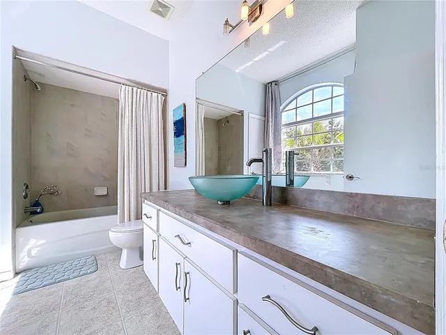 $630,000 | 5123 Shorewood Drive, Dade City, FL 33523