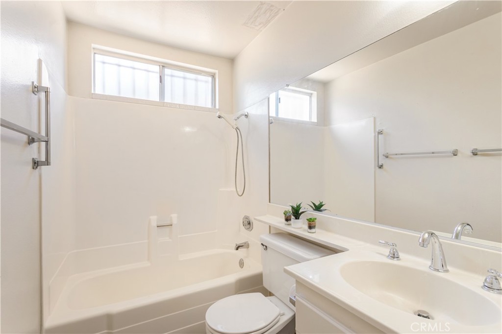 10333 Comanche Avenue Riverside, CA 92503 - Photo 16 of 42 Main Level Full Bath