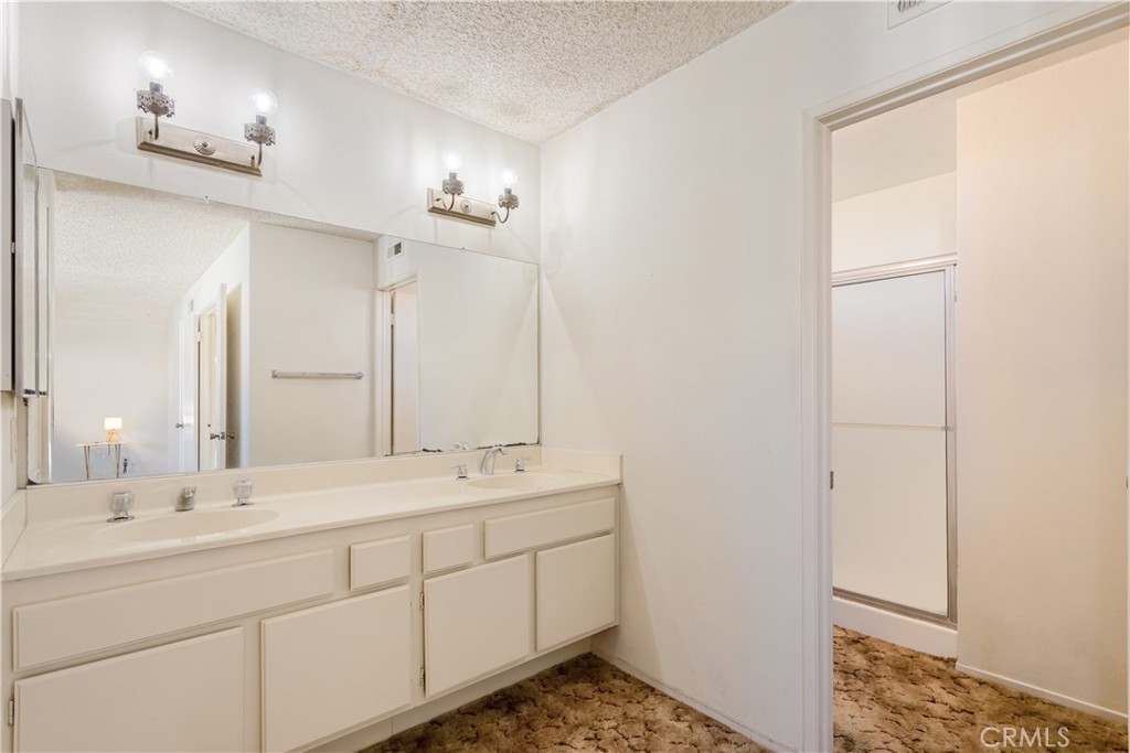10333 Comanche Avenue Riverside, CA 92503 - Photo 22 of 42 Primatry en Suite Bathroom