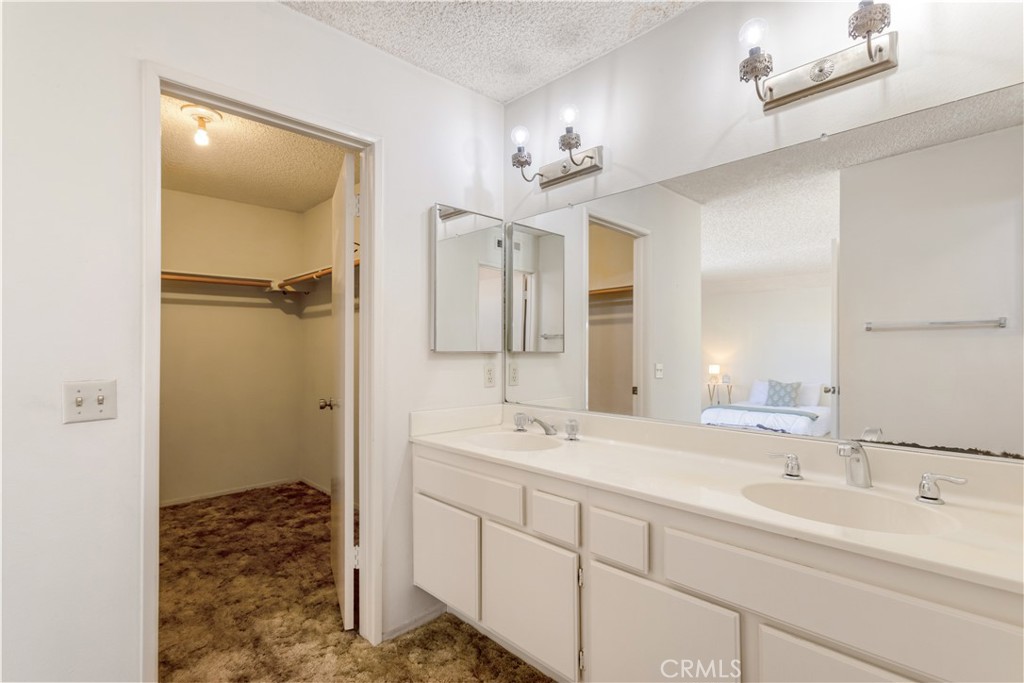 10333 Comanche Avenue Riverside, CA 92503 - Photo 24 of 42 Primary en Suite Bathroom, Walk In Closet