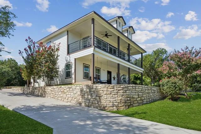 a view of a house with backyard and porch