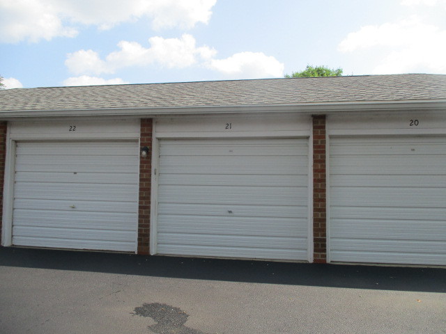 511 Coventry Lane, Unit 1 Crystal Lake, IL 60014 - Photo 13 of 13 a close up of a garage