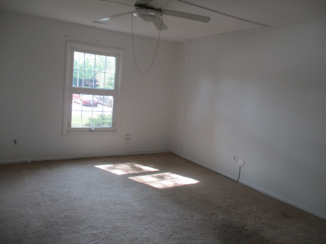 511 Coventry Lane, Unit 1 Crystal Lake, IL 60014 - Photo 5 of 13 an empty room with a window