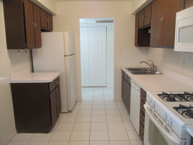 511 Coventry Lane, Unit 1 Crystal Lake, IL 60014 - Photo 6 of 13 a kitchen with a sink stove and refrigerator