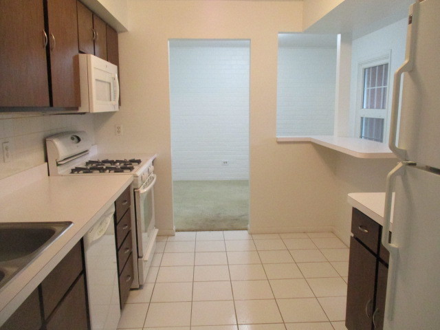 511 Coventry Lane, Unit 1 Crystal Lake, IL 60014 - Photo 7 of 13 a utility room with cabinets washer and dryer