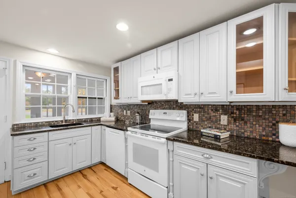 $789,000 | 11 High Gate Lane, West Hartford, CT 06107