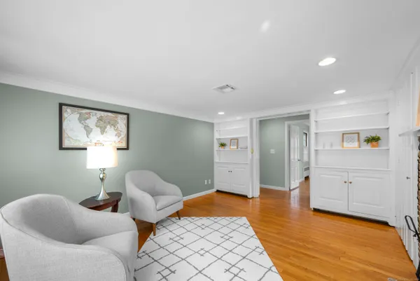 $789,000 | 11 High Gate Lane, West Hartford, CT 06107