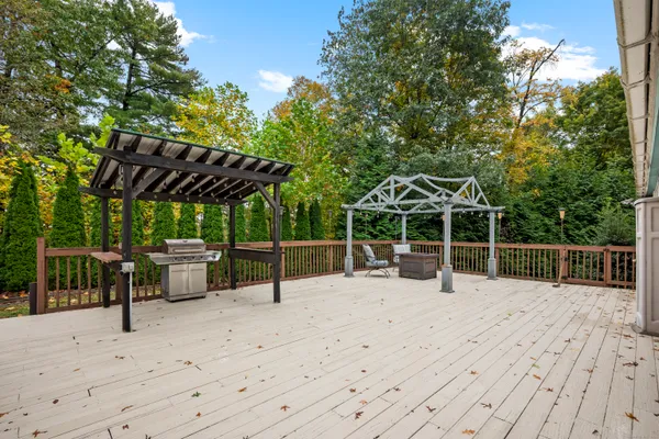 $789,000 | 11 High Gate Lane, West Hartford, CT 06107