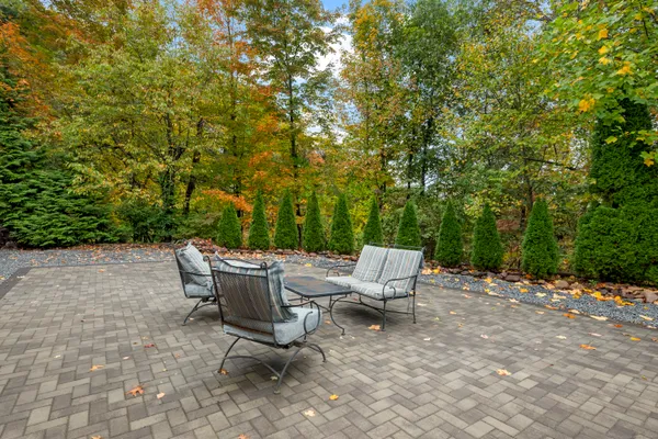 $789,000 | 11 High Gate Lane, West Hartford, CT 06107
