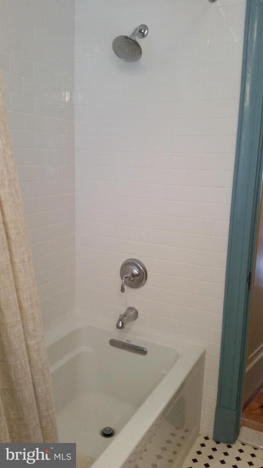 225 Hopkins Road Baltimore, MD 21212 - Photo 19 of 28 a bathroom with a bathtub
