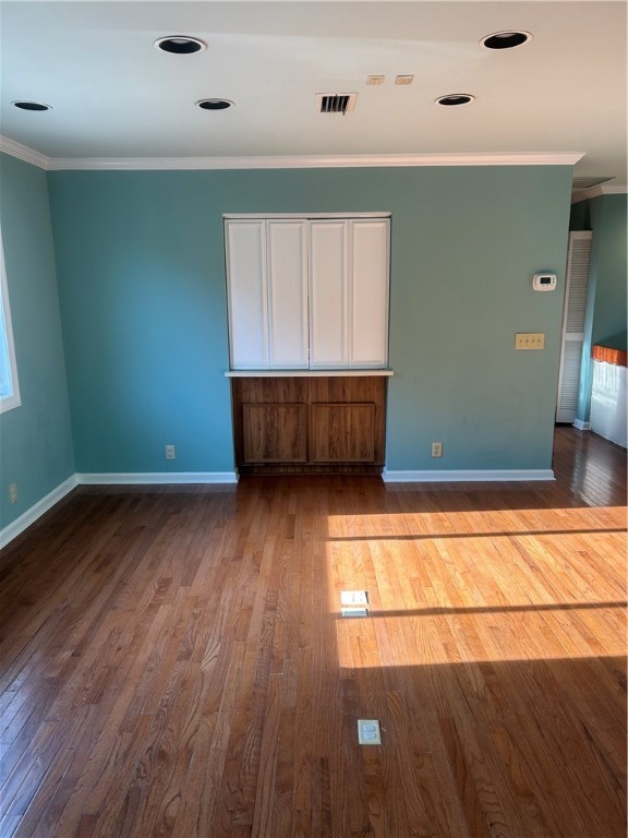 1002 Ocean Boulevard, Unit 1002 St. Simons Island, GA 31522 - Photo 10 of 25 LR back towrd kitchen w Pass-thru doors closed