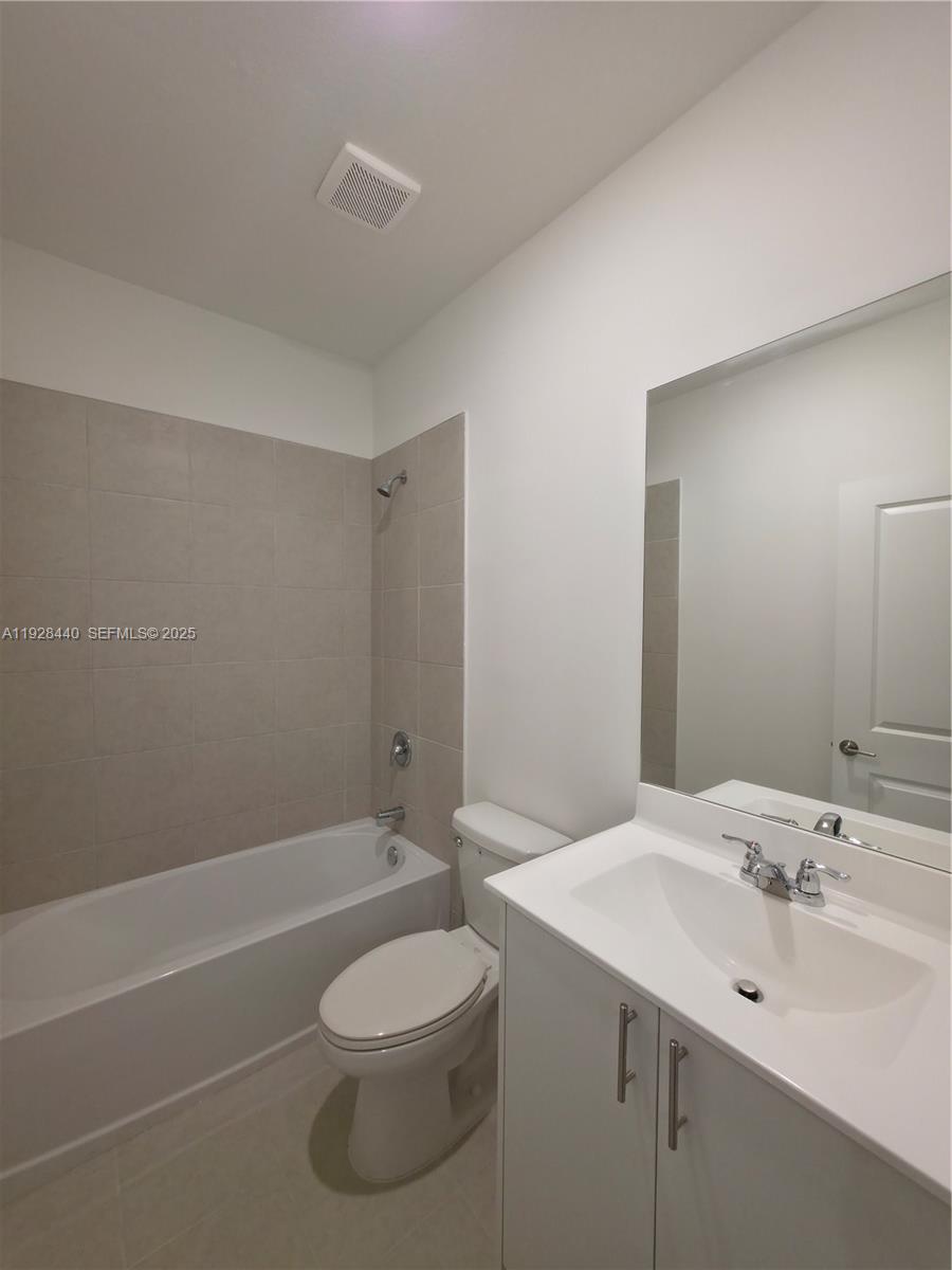 35687 Southwest 178th Court Homestead, FL 33034 - Photo 18 of 28 a bathroom with a toilet a sink and bathtub