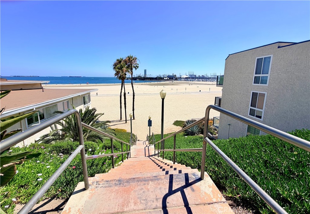 1 3rd Place, Unit 2 Long Beach, CA 90802 - Photo 4 of 70 Steps to the beach at 1 3rd Pl
