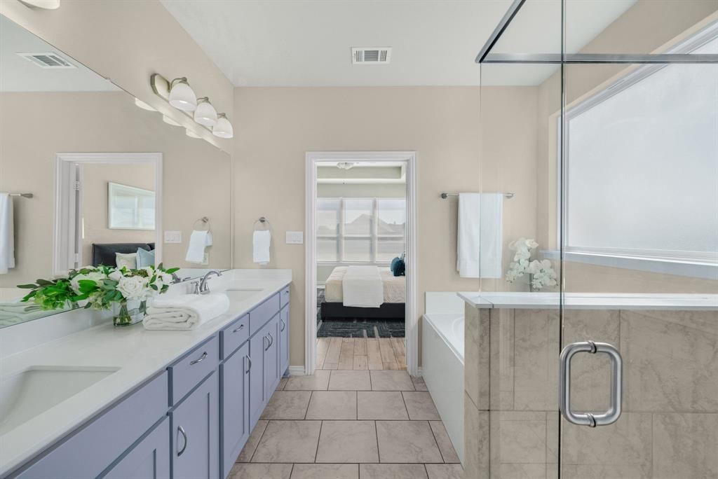 107 Red Clf Court Rhome, TX 76078 - Photo 21 of 34 Primary bathroom