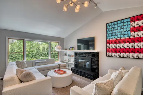 $1,895,000 | 16 Cove Road, Southampton, NY 11968