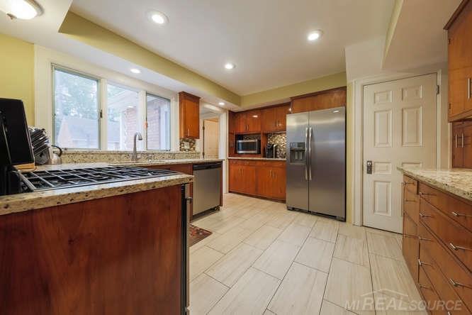 113 Moran Road Grosse Pointe, MI 48236 - Photo 19 of 43 31341628-18.JPG