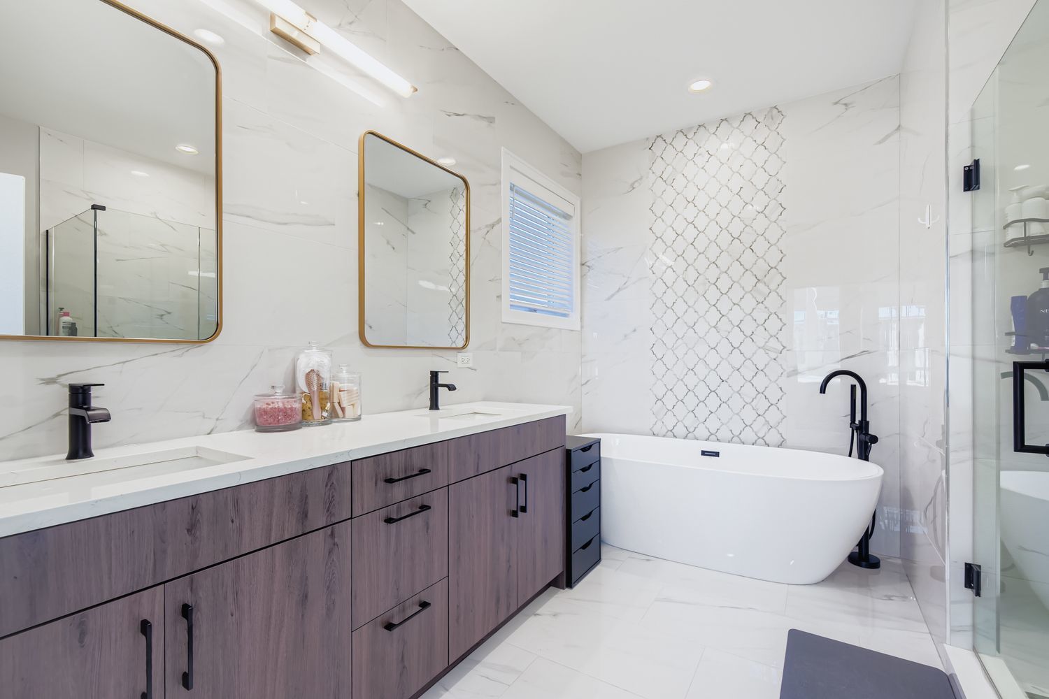 4446 South Drexel Boulevard, Unit B Chicago, IL 60653 - Photo 13 of 16 a bathroom with a double vanity sink mirror and bathtub