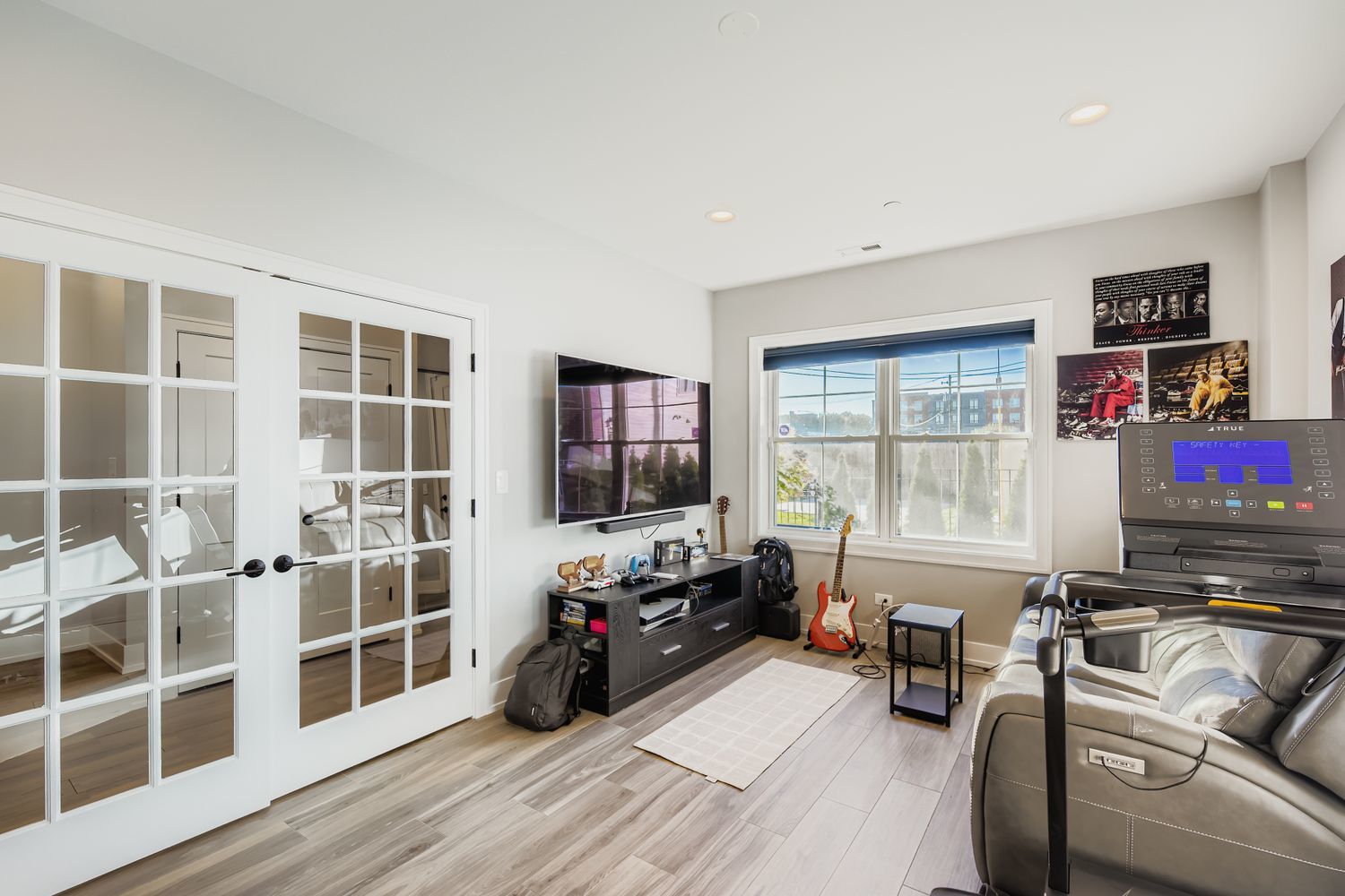 4446 South Drexel Boulevard, Unit B Chicago, IL 60653 - Photo 4 of 16 a living room with furniture windows and a flat screen tv