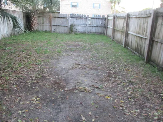 a view of a backyard