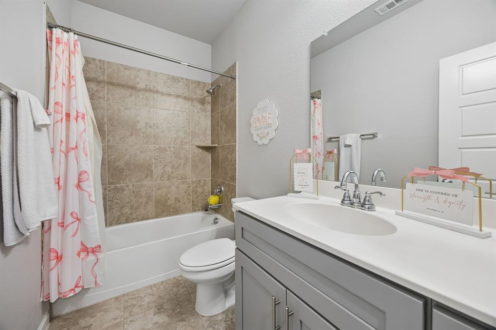638 Hazeltine Road Red Oak, TX 75154 - Photo 8 of 29 a bathroom with a sink a toilet and a bathtub