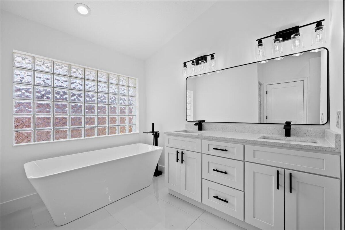 6334 Foster Street Jupiter, FL 33458 - Photo 20 of 24 21-LUX_6736