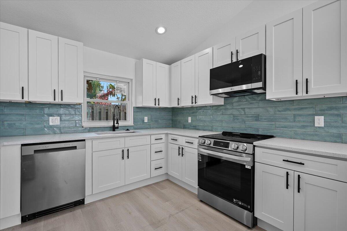 6334 Foster Street Jupiter, FL 33458 - Photo 3 of 24 09-LUX_6656