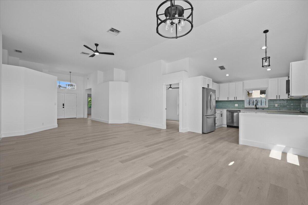 6334 Foster Street Jupiter, FL 33458 - Photo 5 of 24 05-LUX_6606