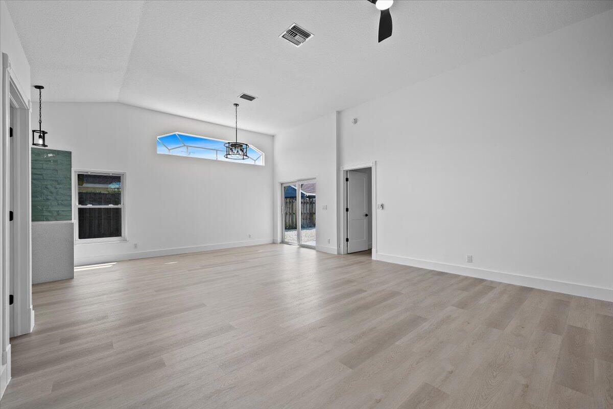 6334 Foster Street Jupiter, FL 33458 - Photo 9 of 24 07-LUX_6616