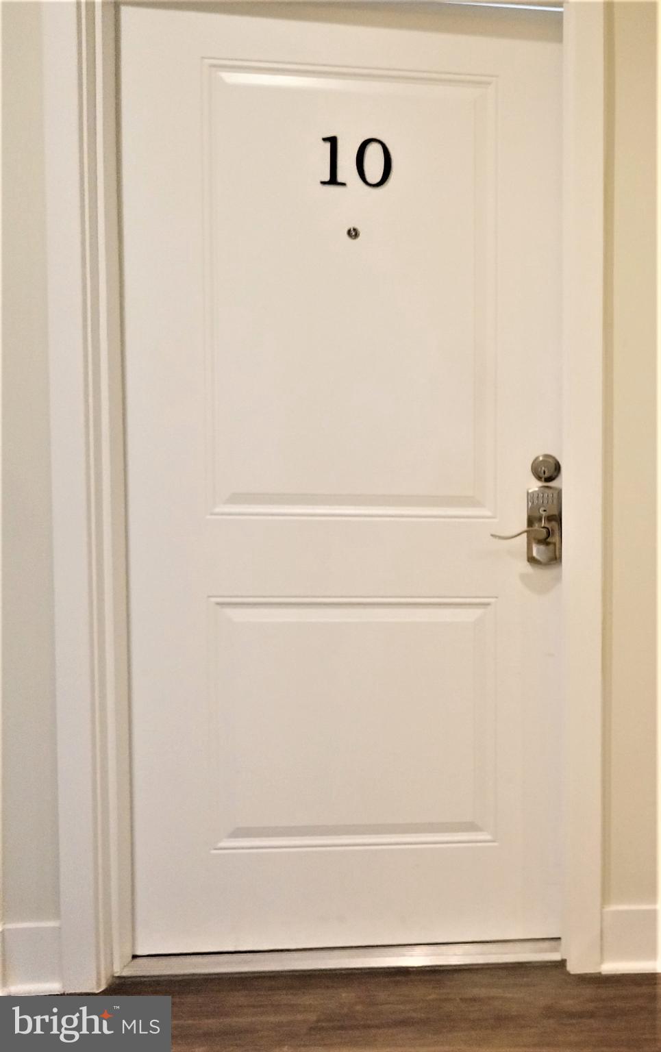 1951 Reston Vly Way, Unit 10 Reston, VA 20191 - Photo 4 of 50 a close up of a shower