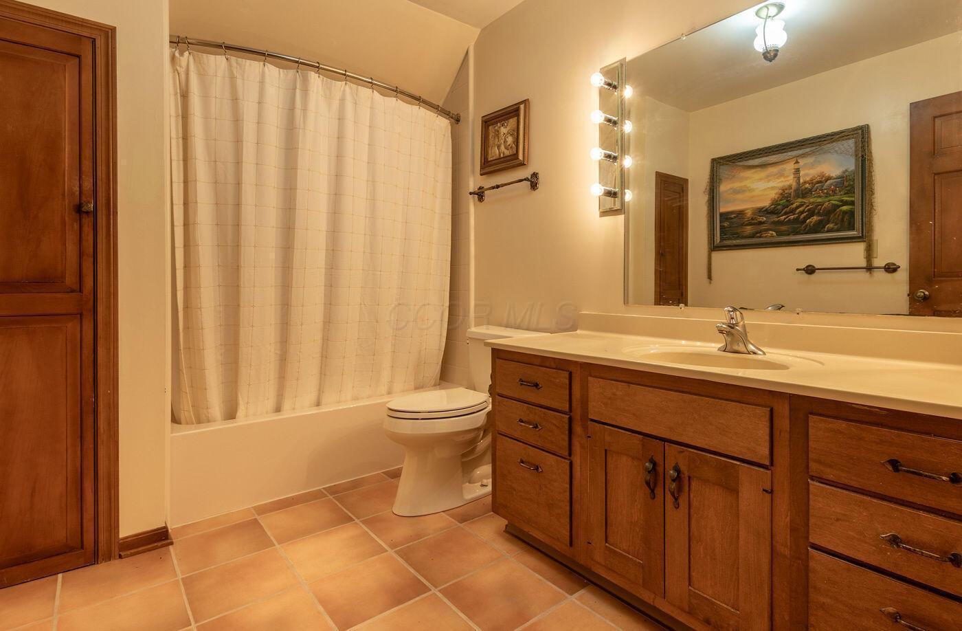 5565 Stringtown Road Northwest Baltimore, OH 43105 - Photo 41 of 61 Upstairs 2nd Full Bath