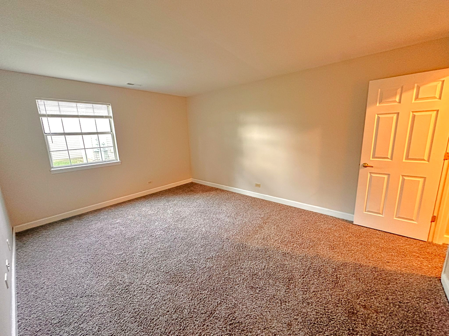 8 Gant Circle, Unit D Streamwood, IL 60107 - Photo 6 of 12 an empty room with windows